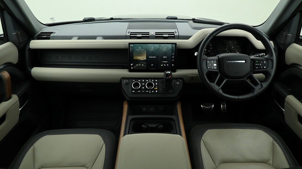 Land Rover Defender 110 Image 30