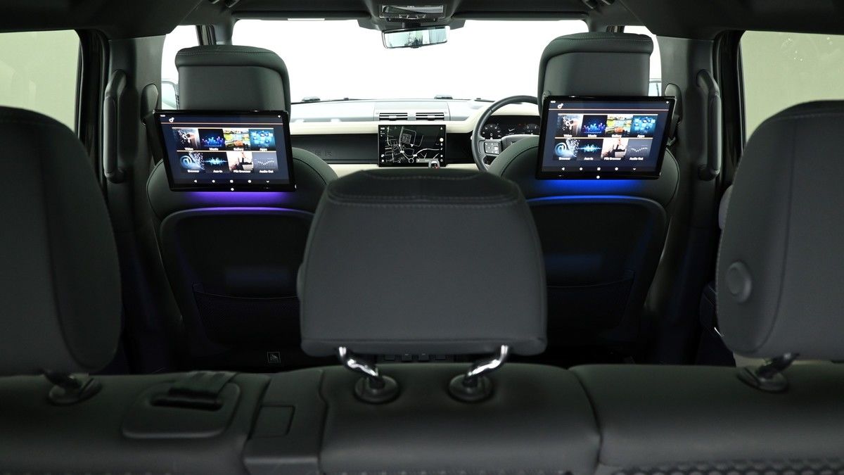 Land Rover Defender 110 Image 5
