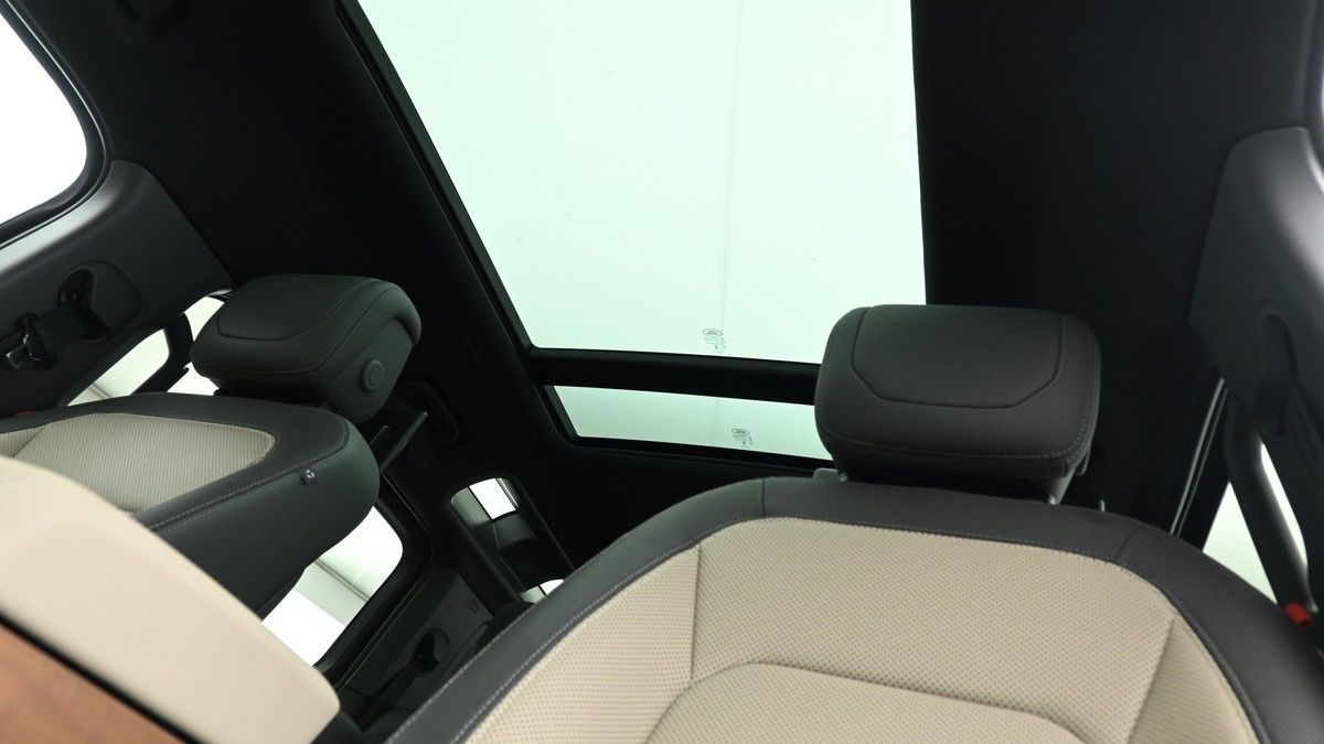 Land Rover Defender 110 Image 3