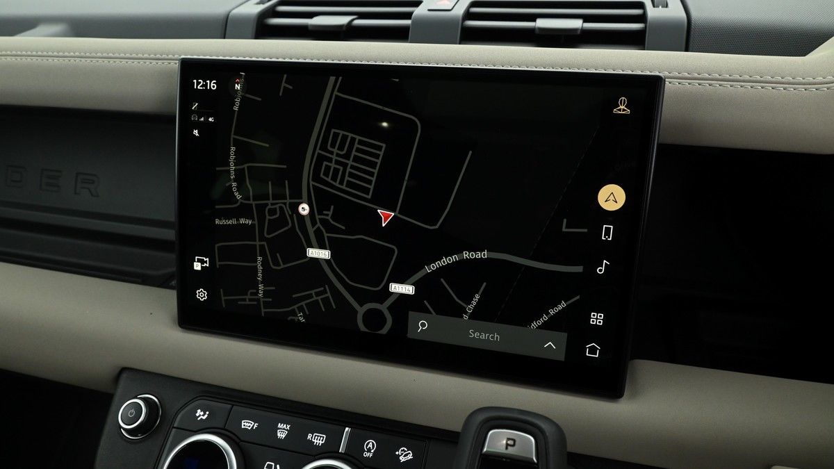 Land Rover Defender 110 Image 24