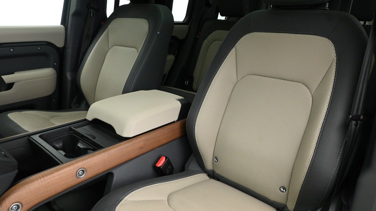 Land Rover Defender 110 Image 9