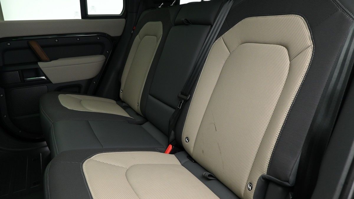 Land Rover Defender 110 Image 11