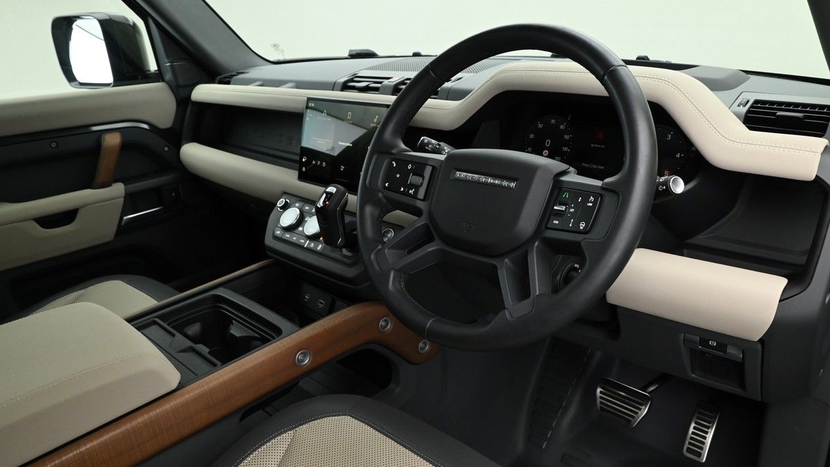Land Rover Defender 110 Image 7