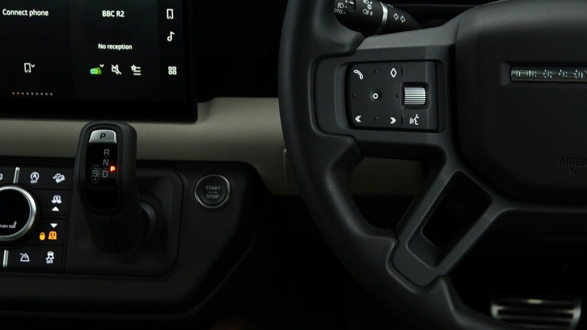 Land Rover Defender 110 Image 32