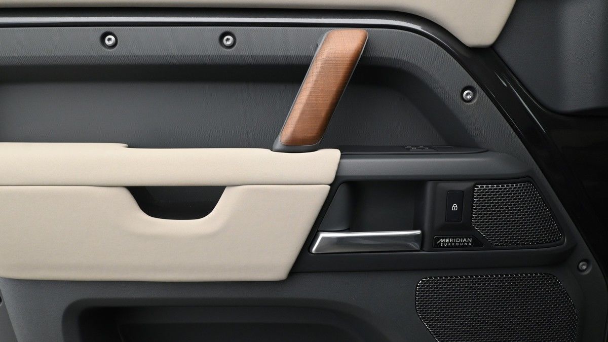 Land Rover Defender 110 Image 28
