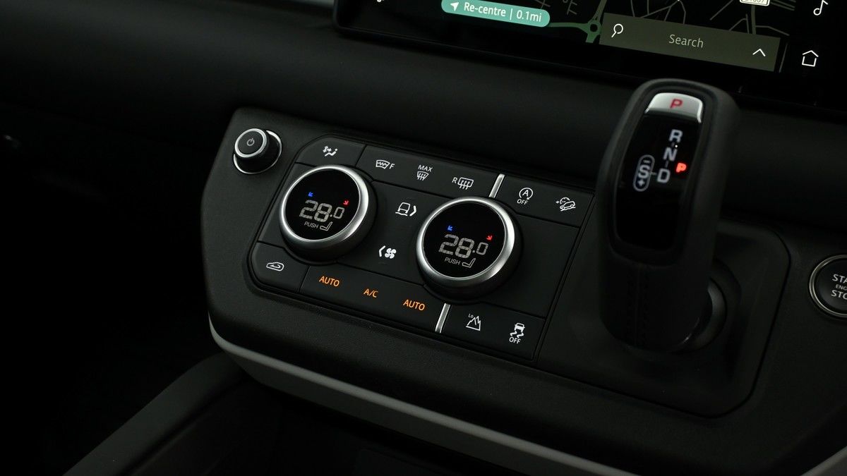 Land Rover Defender 110 Image 12