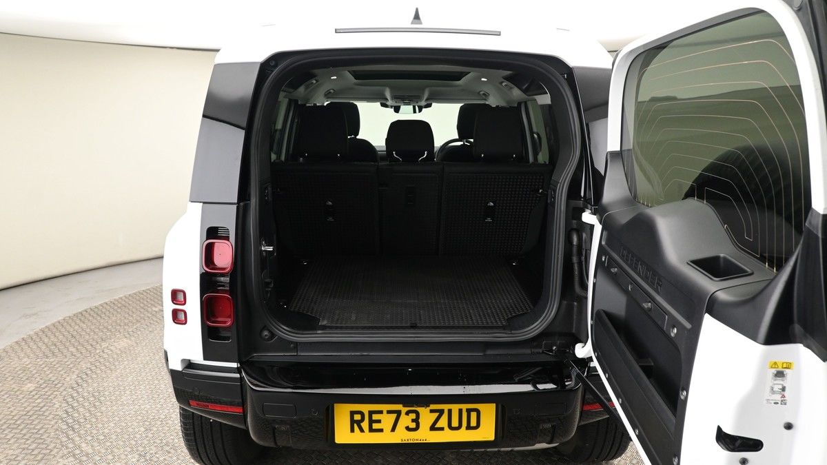 Land Rover Defender 110 Image 10