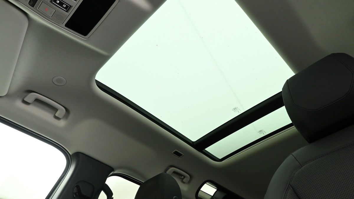 Land Rover Defender 110 Image 2