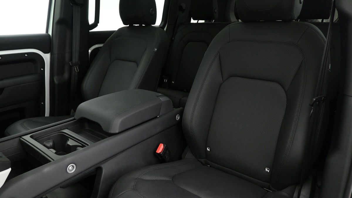 Land Rover Defender 110 Image 4