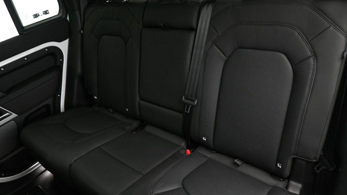 Land Rover Defender 110 Image 5