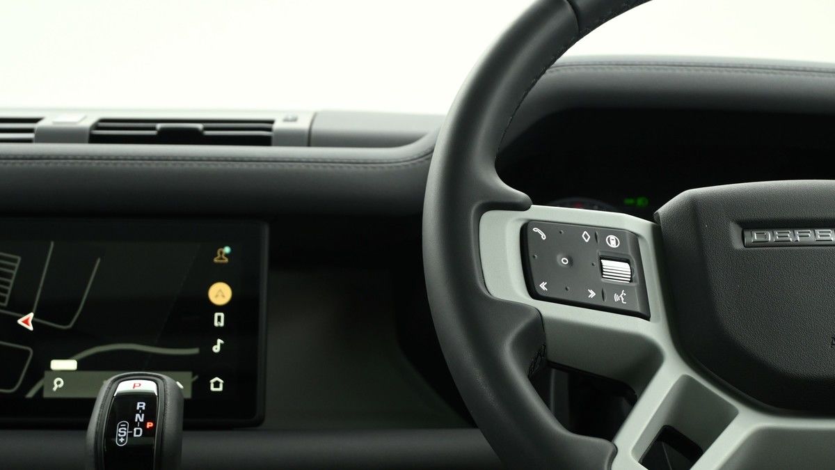 Land Rover Defender 110 Image 15