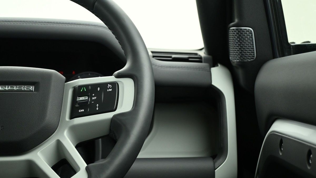 Land Rover Defender 110 Image 16