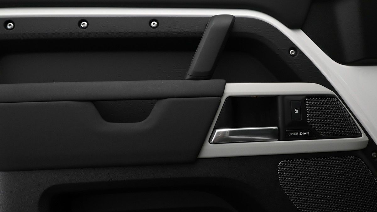Land Rover Defender 110 Image 13