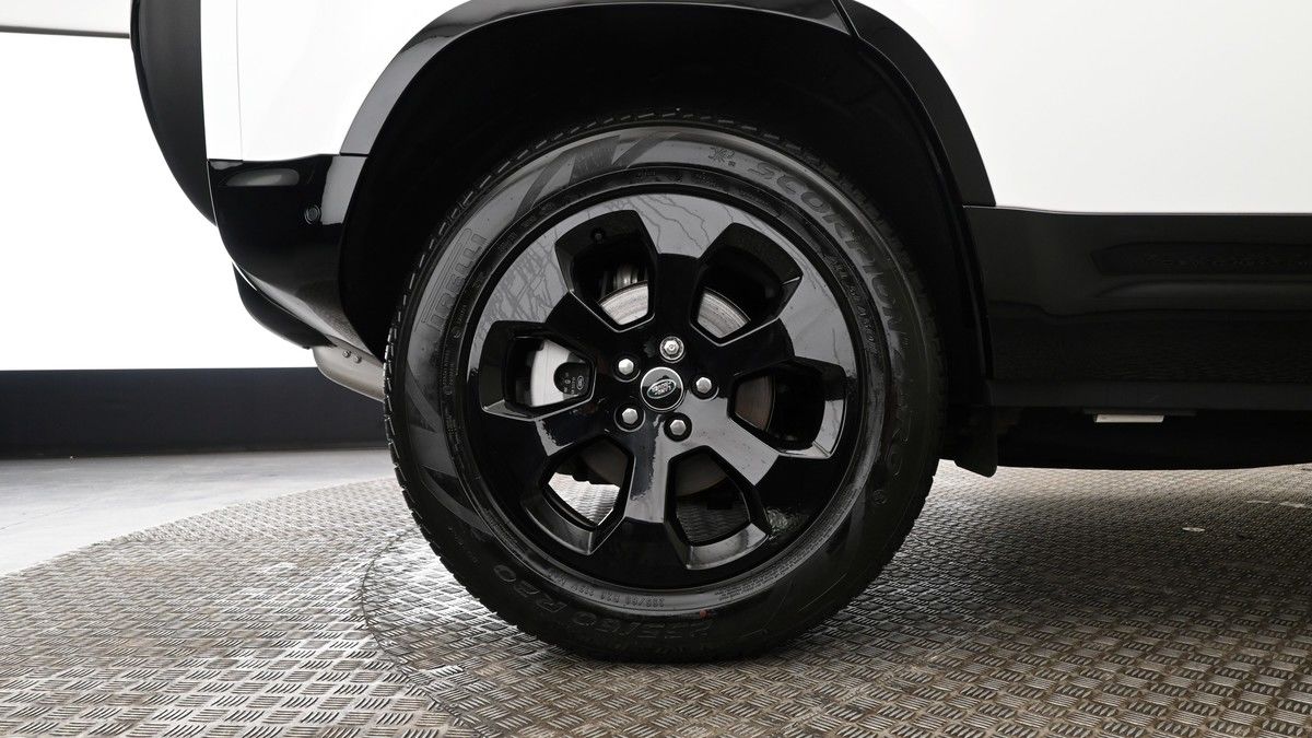 Land Rover Defender 110 Image 9