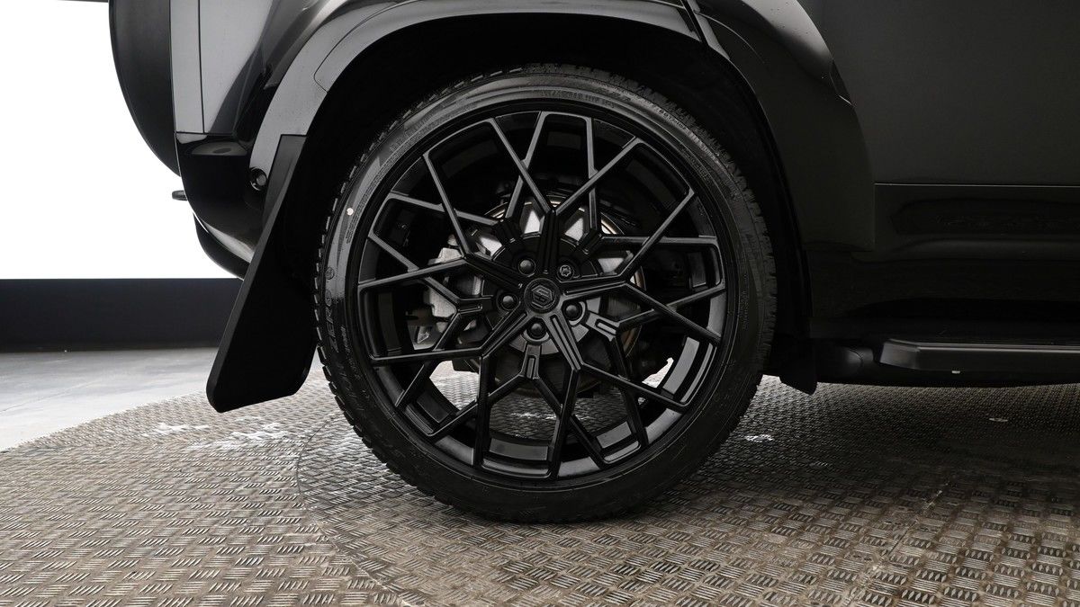 Land Rover Defender 110 Urban Image 9