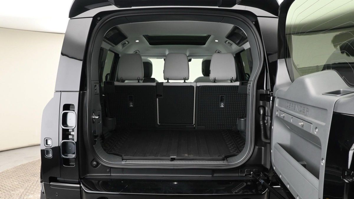 Land Rover Defender 110 Urban Image 19