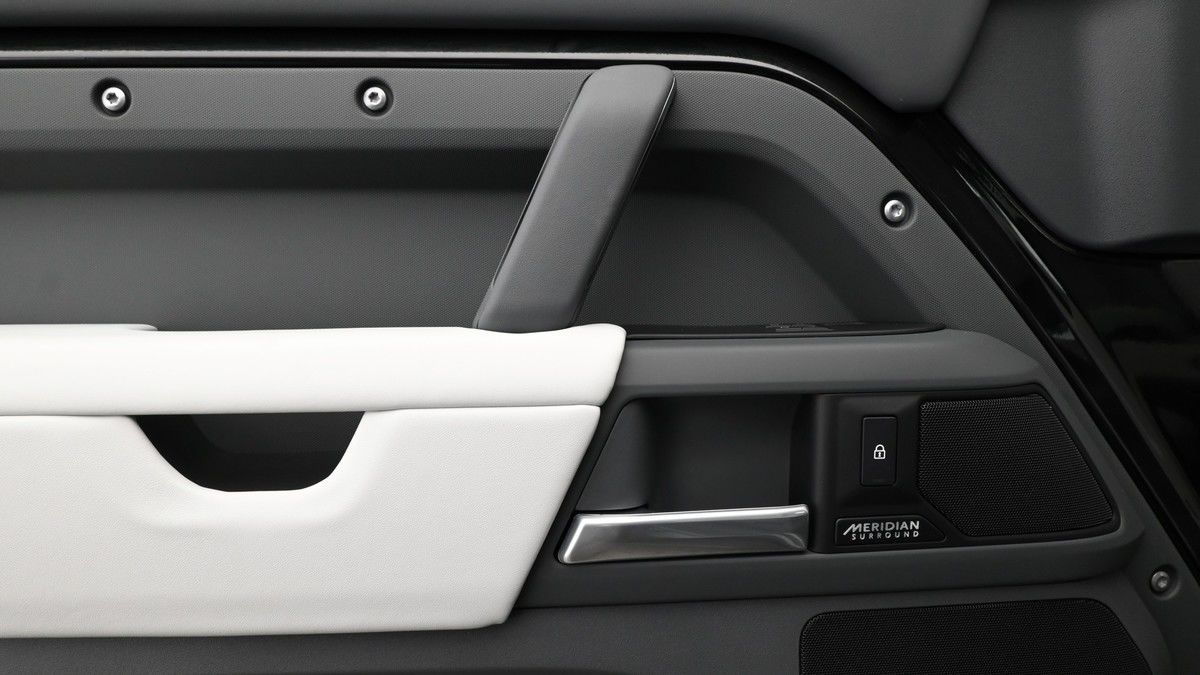 Land Rover Defender 110 Urban Image 24