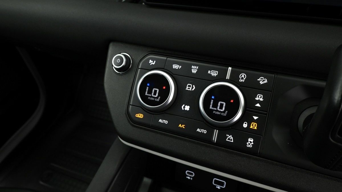 Land Rover Defender 110 Image 12