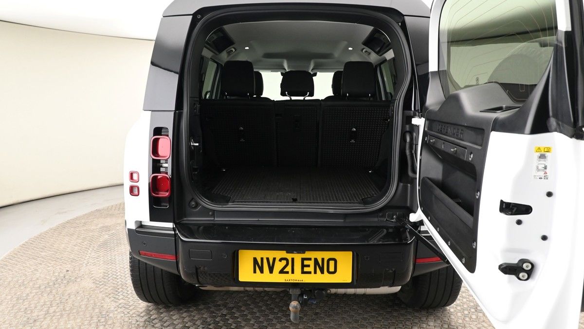 Land Rover Defender 110 Image 10