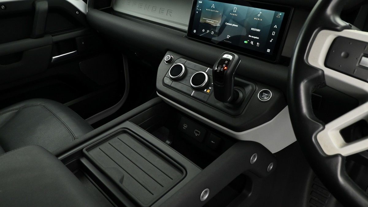 Land Rover Defender 110 Image 2