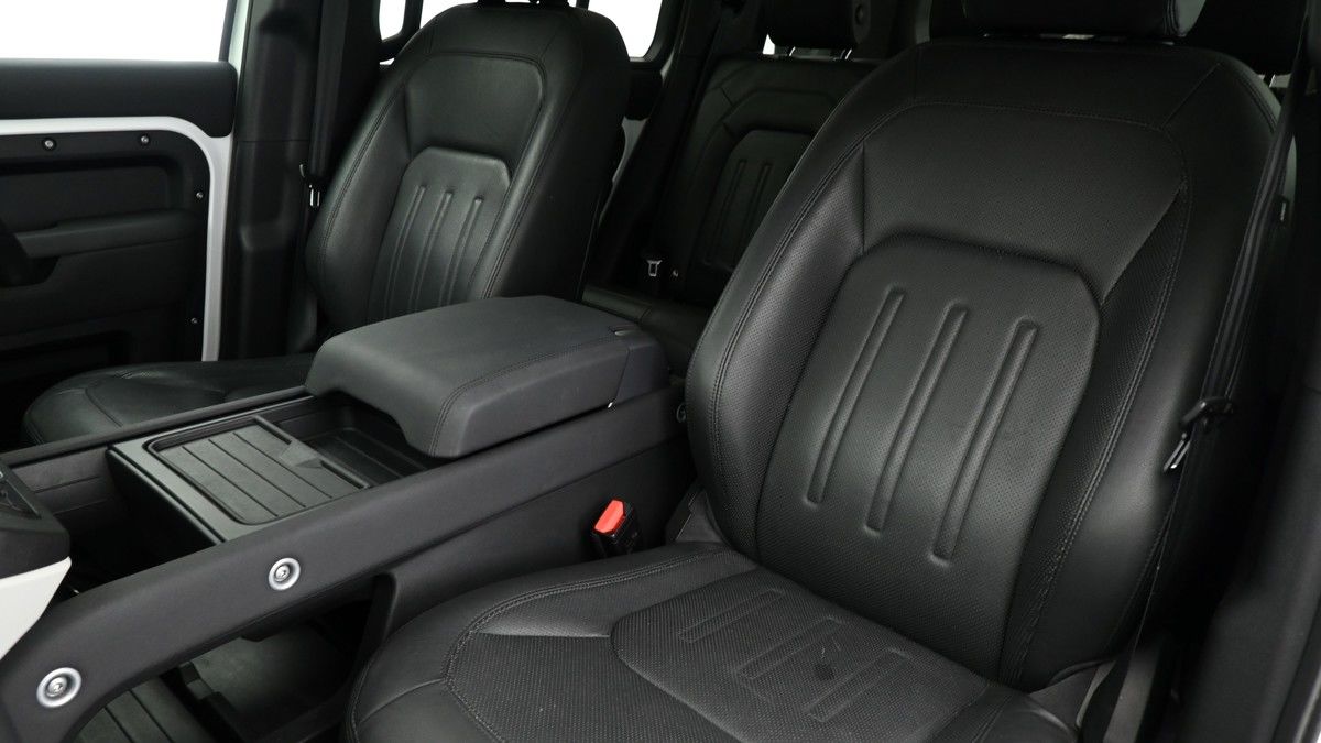 Land Rover Defender 110 Image 4
