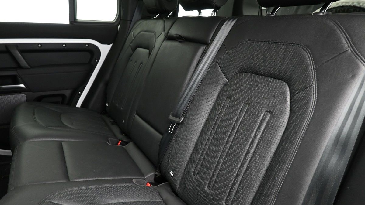 Land Rover Defender 110 Image 5
