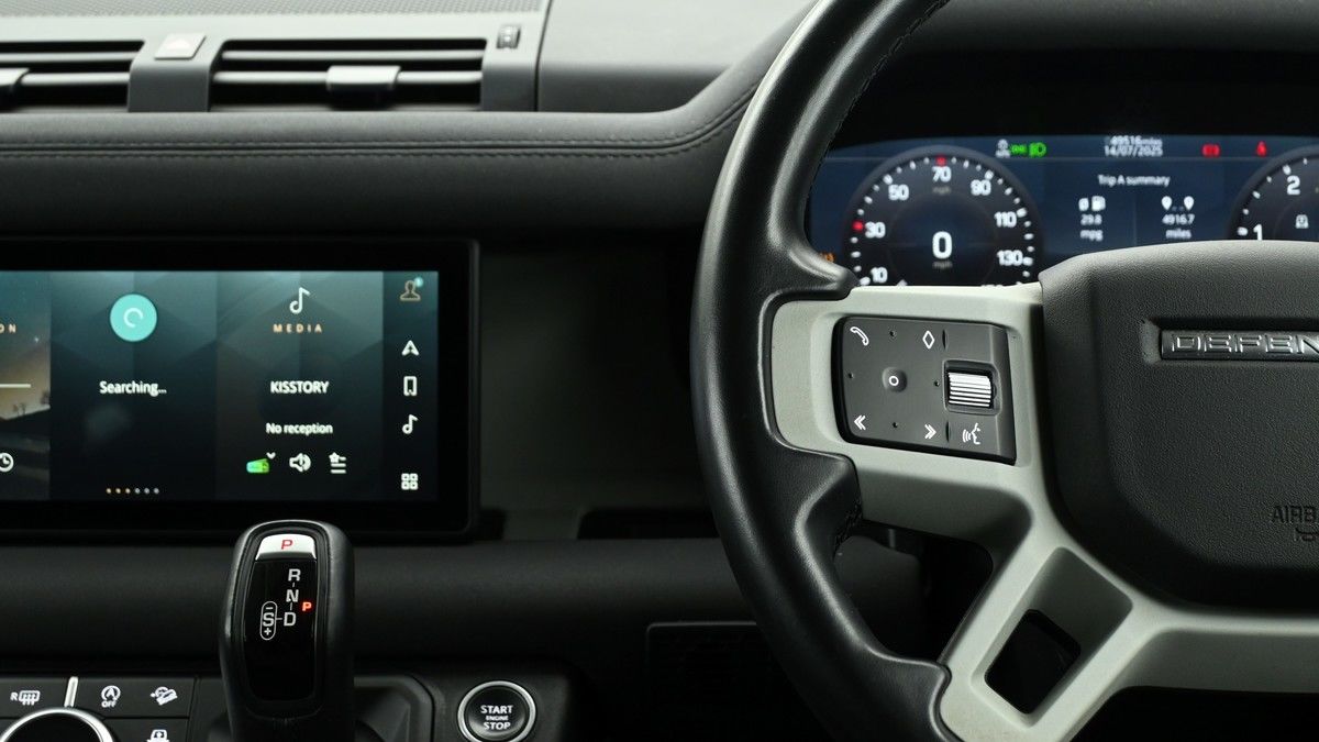 Land Rover Defender 110 Image 15