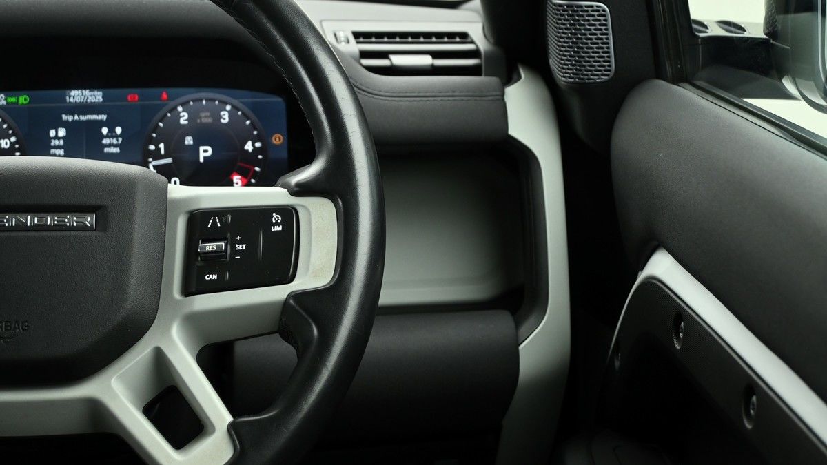 Land Rover Defender 110 Image 16