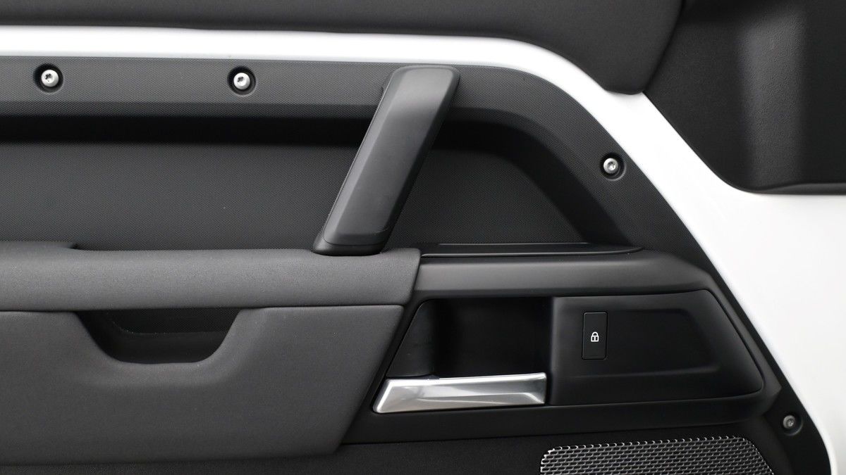 Land Rover Defender 110 Image 13