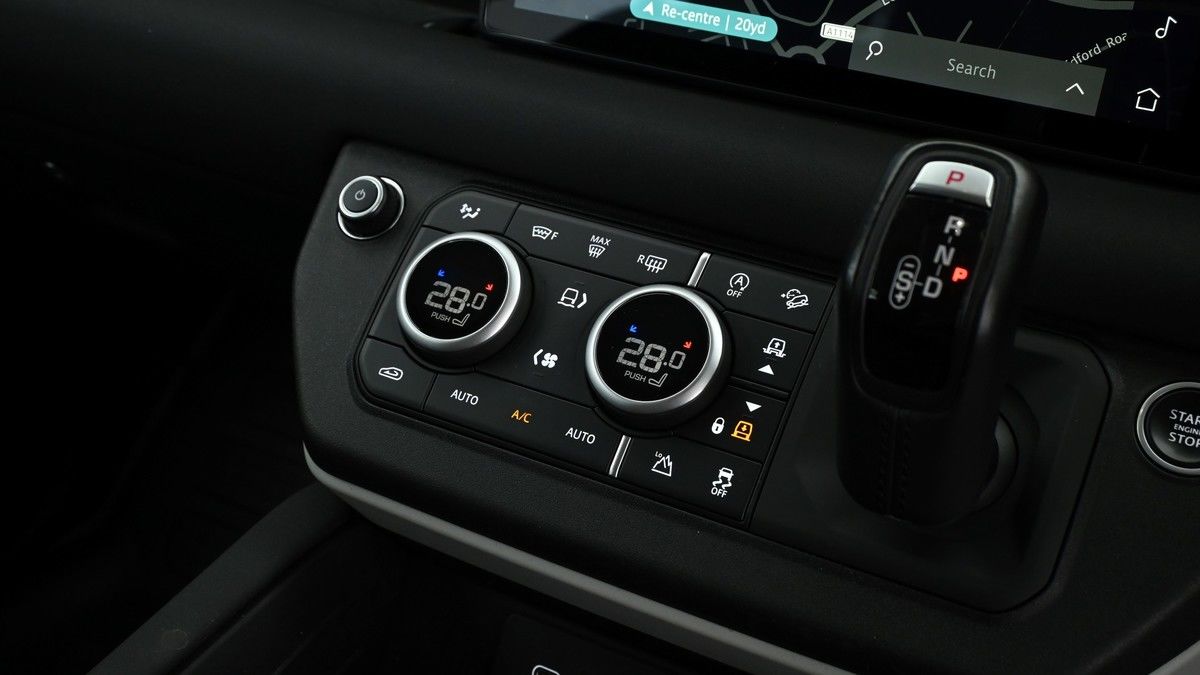 Land Rover Defender 110 Image 11