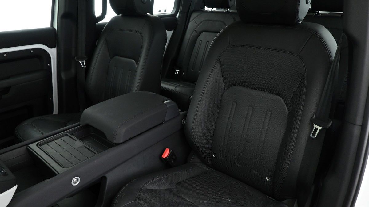 Land Rover Defender 110 Image 3
