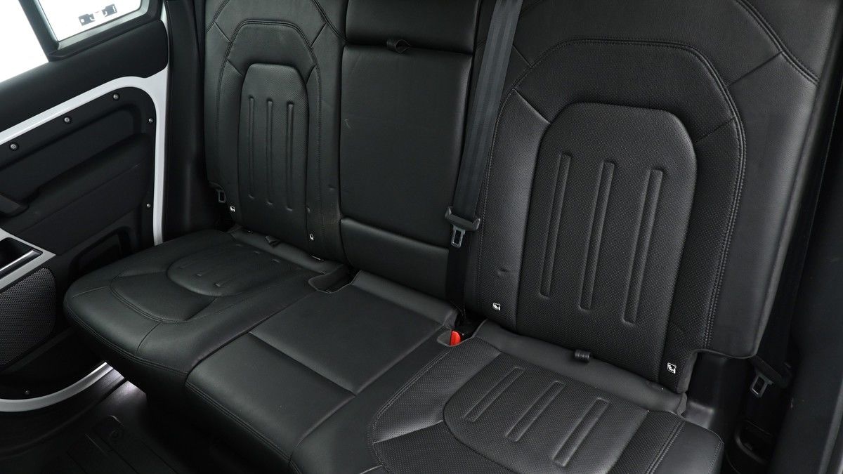 Land Rover Defender 110 Image 4