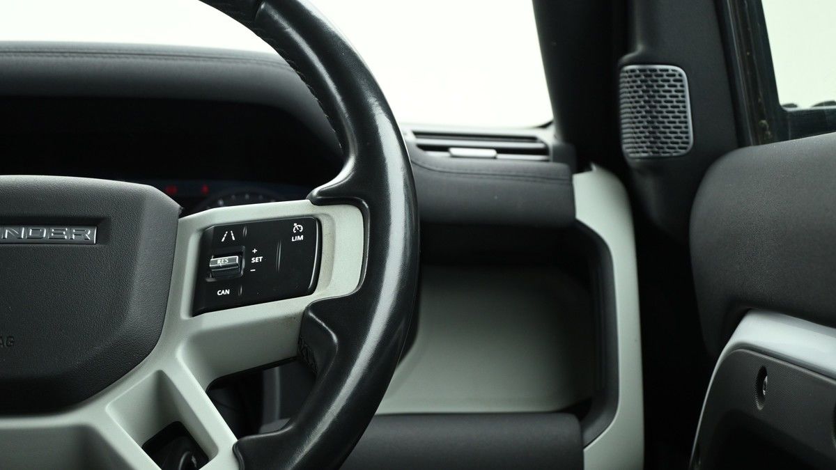Land Rover Defender 110 Image 15