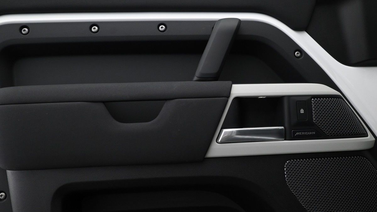 Land Rover Defender 110 Image 12