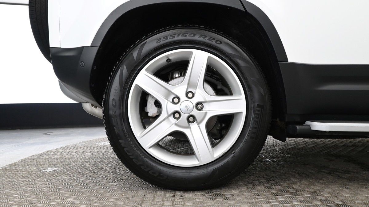 Land Rover Defender 110 Image 8