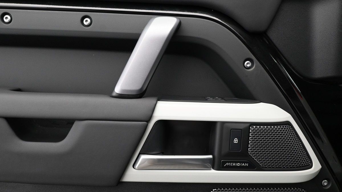 Land Rover Defender 110 Urban Image 25