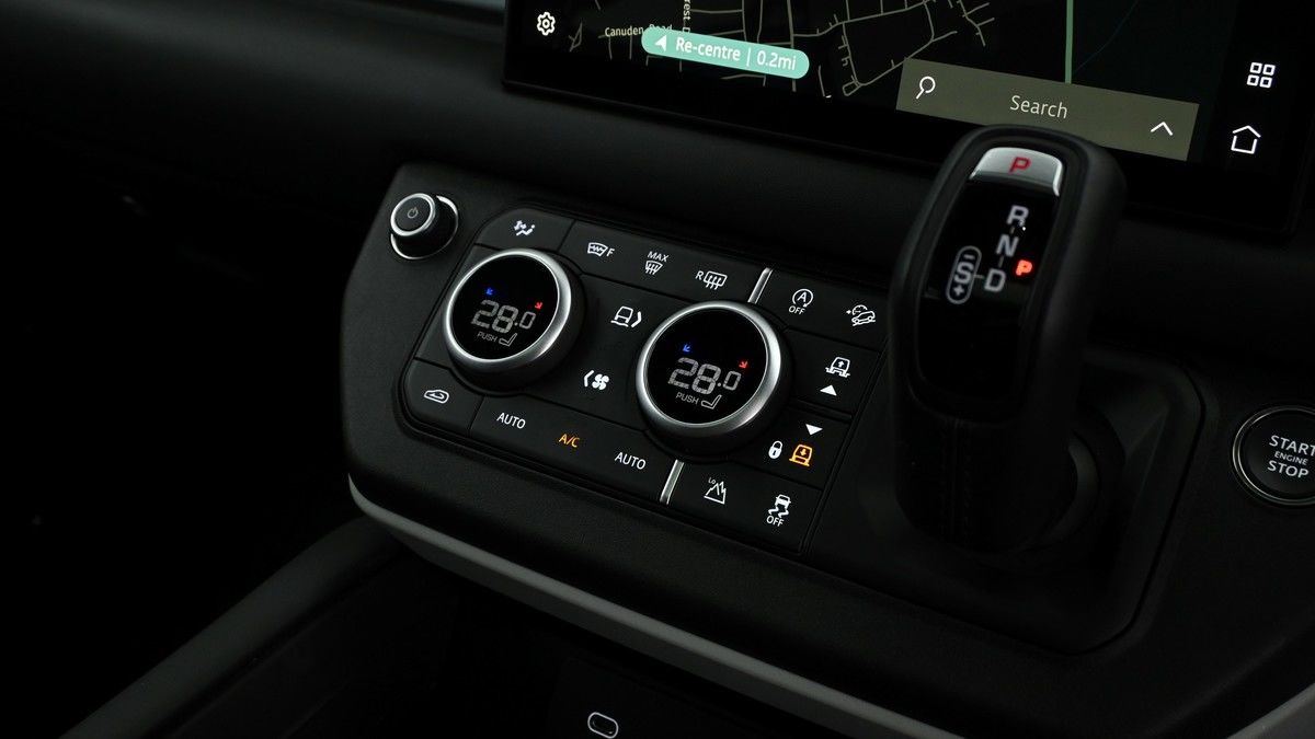 Land Rover Defender 110 Image 12