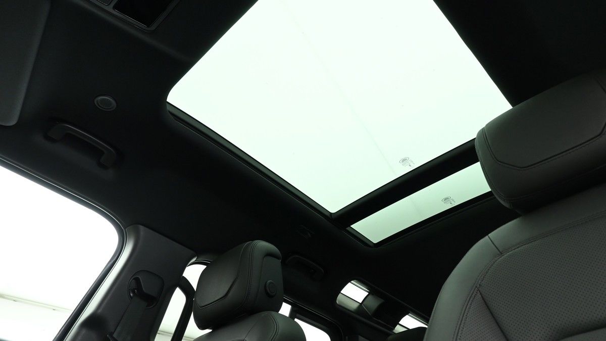 Land Rover Defender 110 Image 2