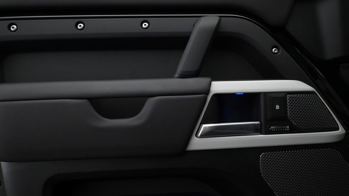 Land Rover Defender 110 Image 13