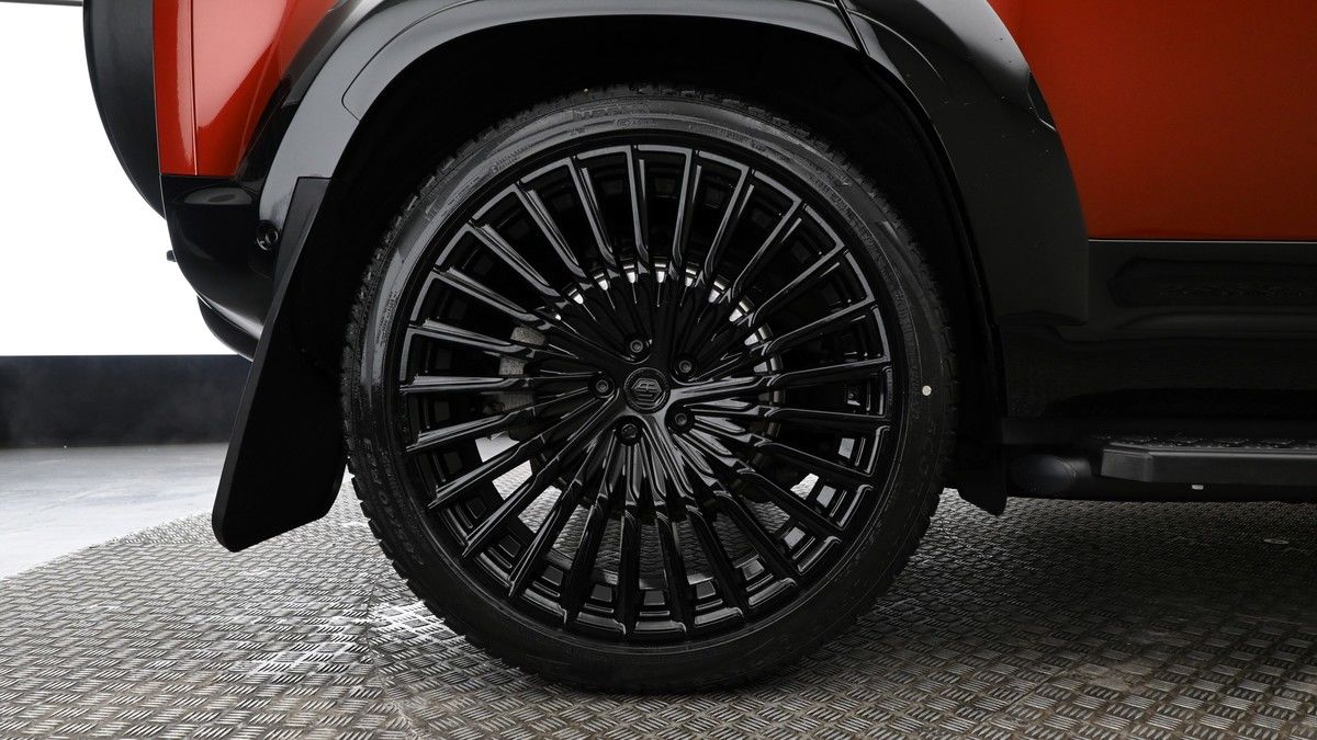 Land Rover Defender 110 Image 9