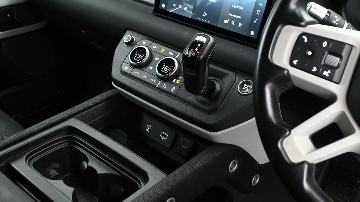 Land Rover Defender 110 Image 2