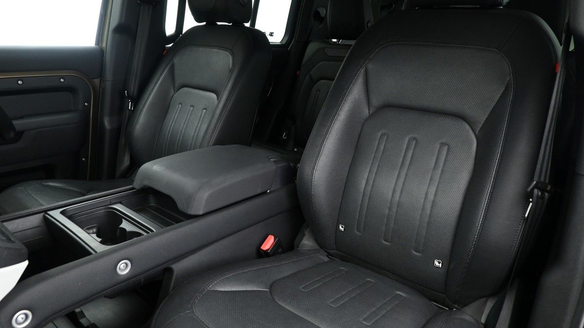 Land Rover Defender 110 Image 4