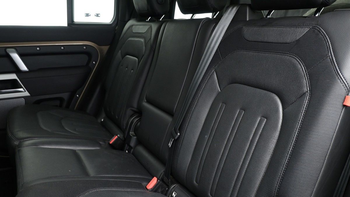 Land Rover Defender 110 Image 5