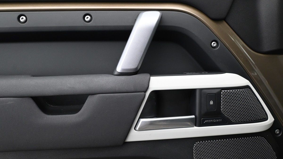 Land Rover Defender 110 Image 13
