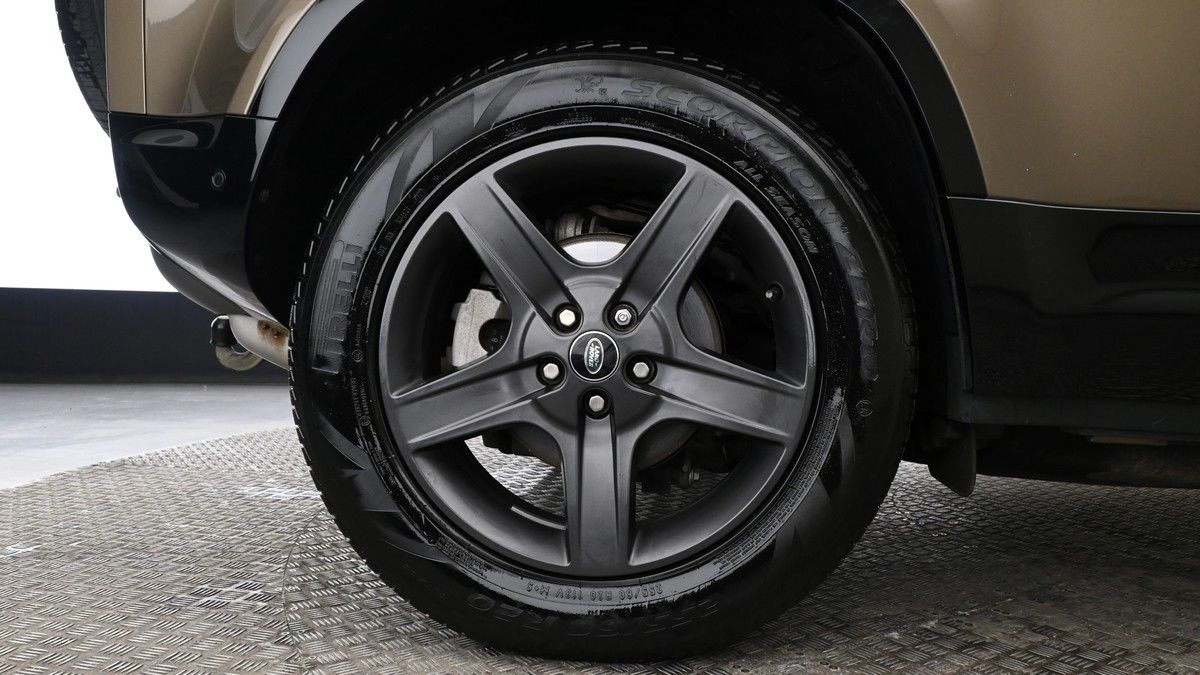 Land Rover Defender 110 Image 9