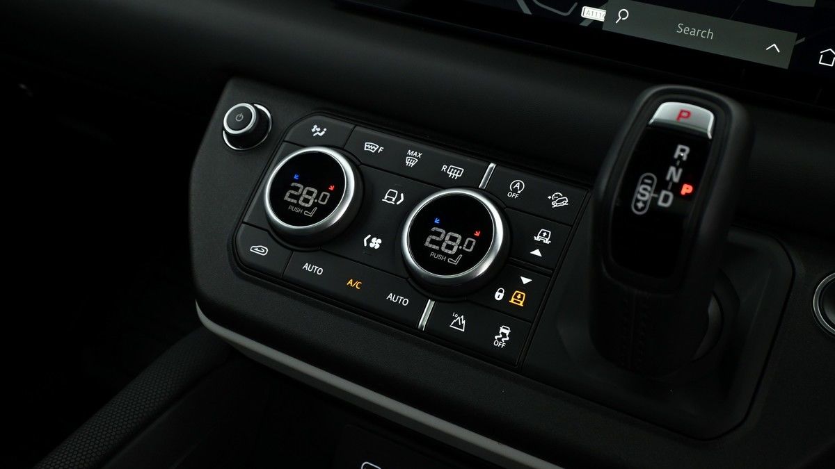 Land Rover Defender 110 Image 12