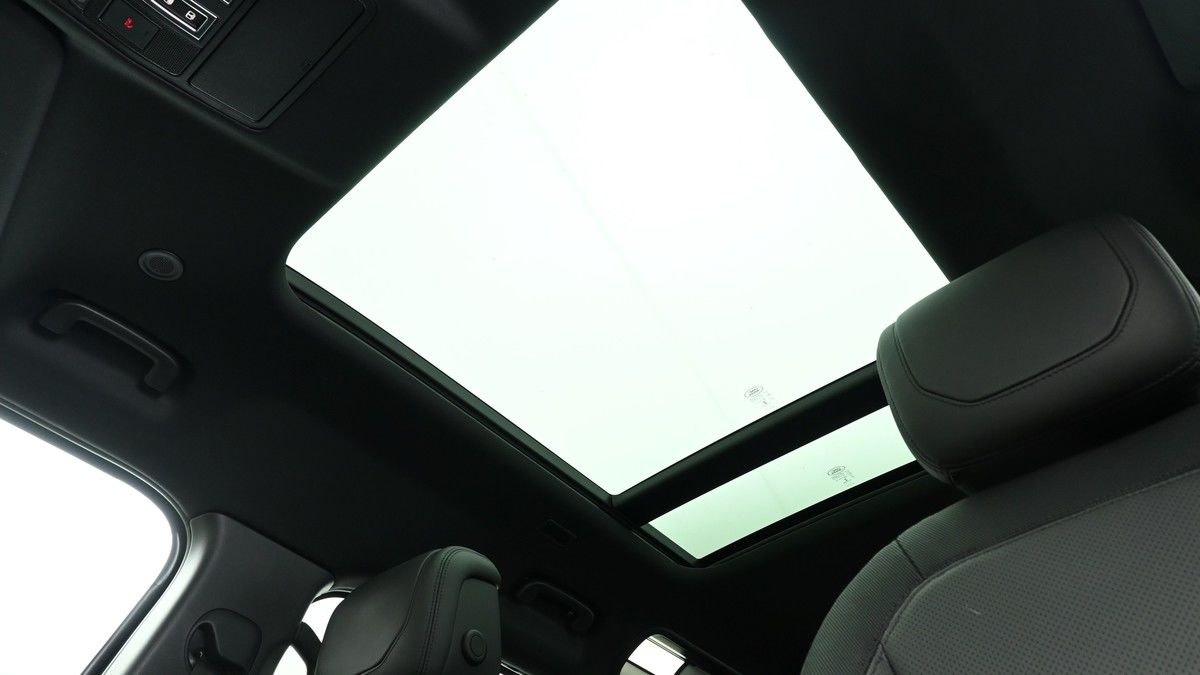 Land Rover Defender 110 Image 2