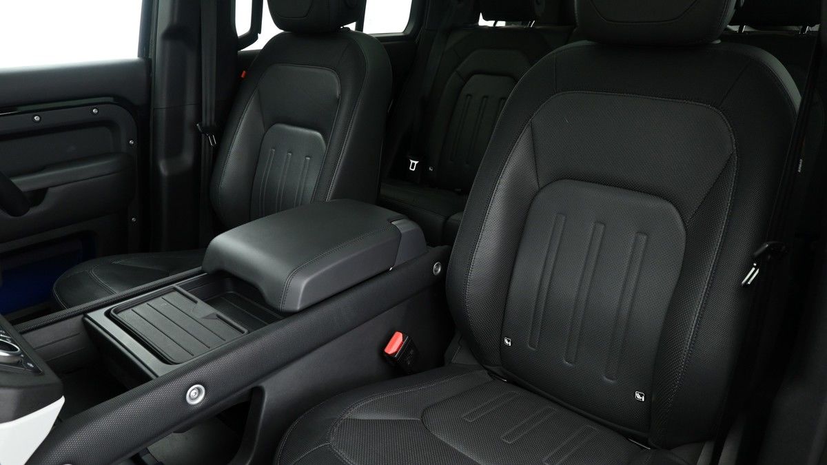 Land Rover Defender 110 Image 4