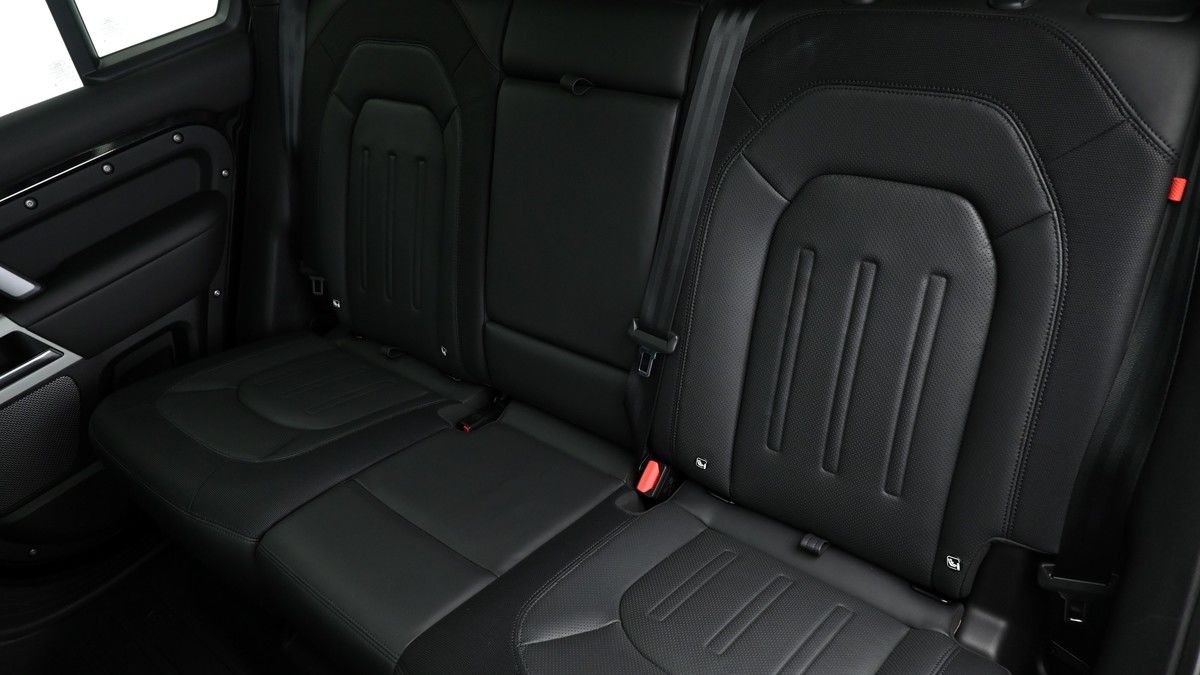 Land Rover Defender 110 Image 5