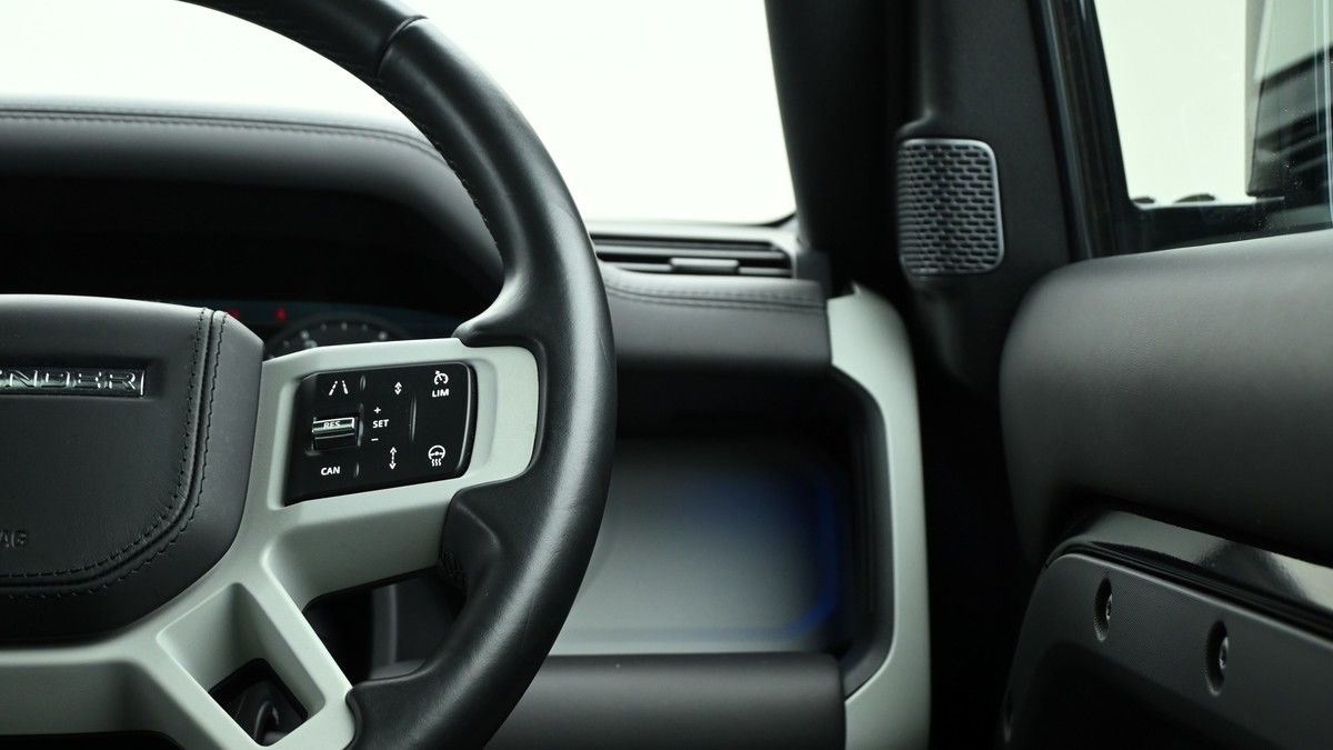 Land Rover Defender 110 Image 16